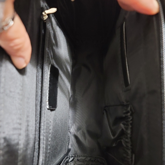 NWOT.  Guess vintage black with G logo exterior handbag. (577) - Picture 7 of 7